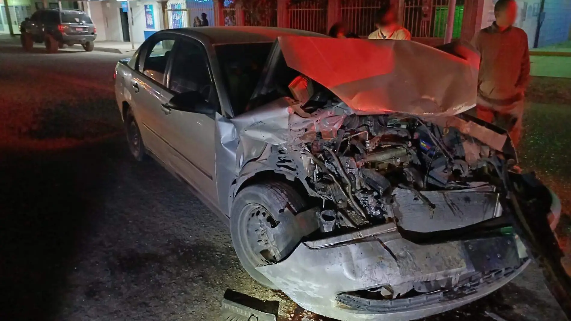 Destrozado quedó el auto Chevrolet Malibú 2005 que a causa de chocar por alcance en la avenida Nuevo León entre calles 41 y 42